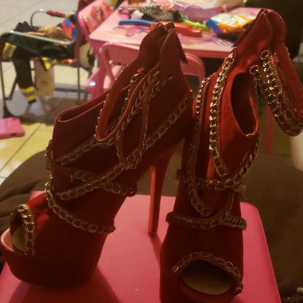 Red chain heels - Picture 2 of 4